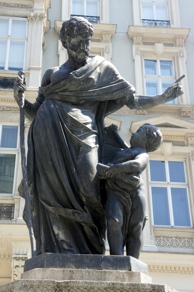 sass-tue sassy statue